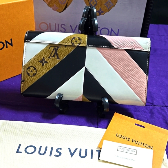 Louis Vuitton Ltd Edition LV Twist lock Sarah Wallet Date Code TM2117 - Picture 2 of 11